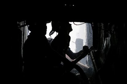 Bomberos trabajan en la extinción de un incendio en Manila (Filipinas).