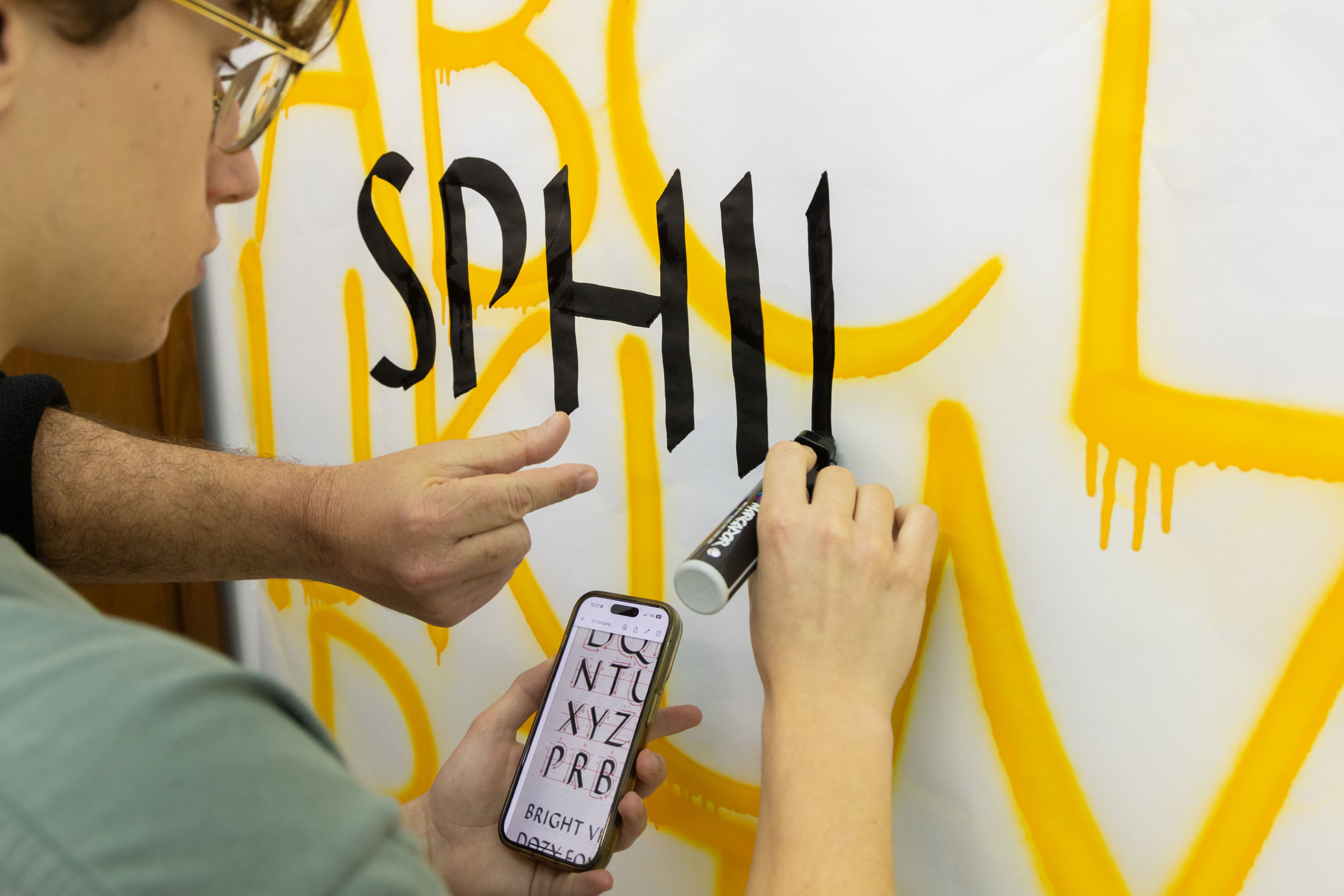 Un alumno practica la caligrafía romana.