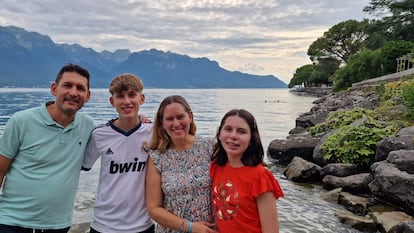 Valeria Benito, afectada por DCA a raíz de una operación quirúrgica, posa con sus padres y su hermano en un viaje al lago Lemán (Suiza), en julio de 2023.