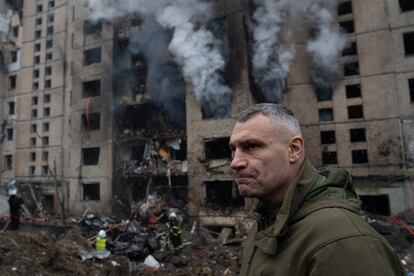 El alcalde de Kiev, Vitali Klitschko, inspecciona los daños causados por los ataques rusos en un edificio de viviendas. 