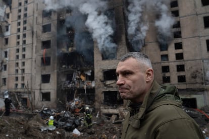 El alcalde de Kiev, Vitali Klitschko, inspecciona los daños causados por los ataques rusos en un edificio de viviendas.