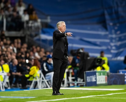 Ancelotti da instrucciones a sus jugadores durante el encuentro.