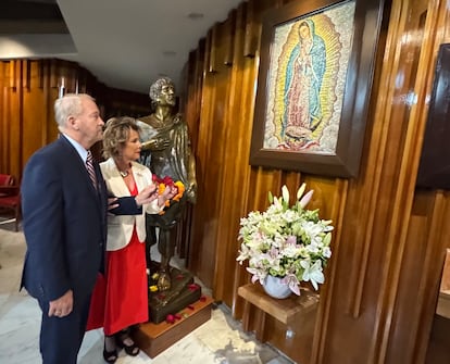 Ronald Jonhson y su esposa Alina Johnson, en una visita a la Basílica de Guadalupe, el 16 de mayo de 2025.