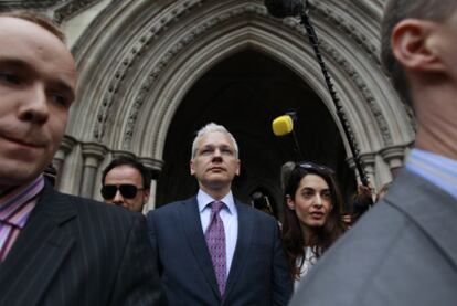 Julian Assange abandona la sede del Tribunal Superior, en Londres.