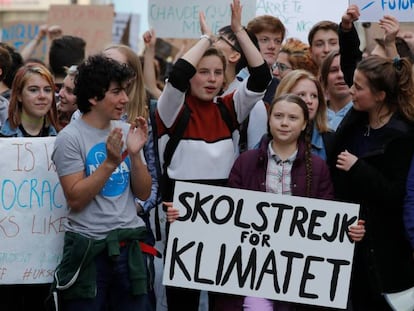 La activista Greta Thunberg lidera una concentración contra el cambio climático en París. 