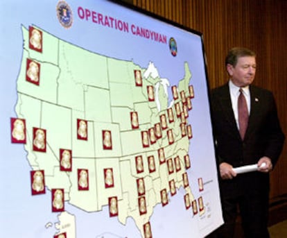 John Ashcroft, fiscal general de EE UU, durante la conferencia de prensa en la que ha anunciado los resultados de la Operación Candyman.