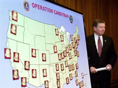 John Ashcroft, fiscal general de EE UU, durante la conferencia de prensa en la que ha anunciado los resultados de la Operación Candyman.