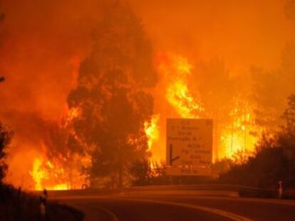 El incendio se mantiene activo en cuatro frentes y ha obligado a cortar varias carreteras de Pedrógão Grande