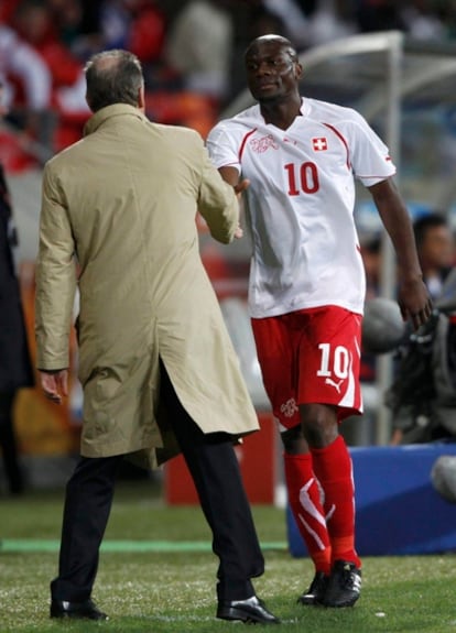 Hitzfeld felicita a Nkufo tras sustituirle en el partido contra Chile.