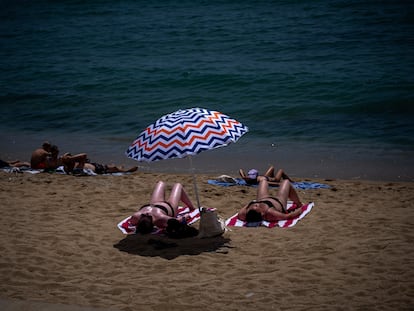 Bañistas en una playa de Barcelona, este lunes.