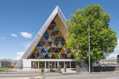 La catedral de cartón de Christchurch (Nueva Zelanda). La catedral anglicana de Christchurch, situada a unos 300 kilómetros de Wellington, la capital del país, ha soportado terremotos desde que se consagró su torre y su nave en 1881 (el edificio no se completó hasta 1904). En febrero y junio de 2011, sendos seísmos de una magnitud 6,3 en la escala de Richter provocaron el derrumbe de la torre y del rosetón de la fachada oeste, y dañaron gravemente la estructura. En noviembre de ese año, el templo fue desacralizado para su demolición, al menos parcial. Había que levantar otro, de transición, lo más económica y rápidamente posible, y para ello la ciudad recurrió al arquitecto japonés Shigeru Ban, quien propuso una catedral provisional hecha de tubos de cartón, vigas de madera y material reciclado. Tardó en construirse poco más de un año, y fue inaugurada en agosto de 2013. Tiene más de 20 metros de altura, capacidad para unas 700 personas y un diseño pensado para durar más de 20 años. Acaba de cumplir 10 y ahí sigue, como una atractiva interina convertida en foco de las cámaras de los turistas.