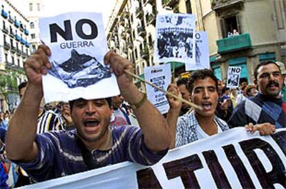 Imagen de la marcha contra la guerra que recorrió ayer las calles de Barcelona.