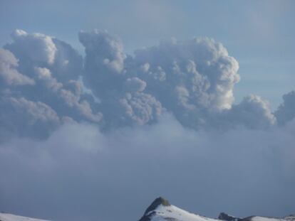 Las columnas de ceniza, humo y-gases a menos de-tres kilometros del campamento.