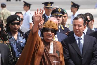 Gaddafi saluda a su llegada al aeropuerto de Roma.