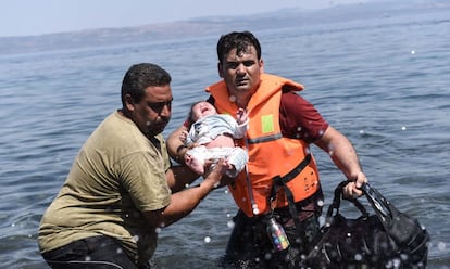 Llegada de inmigrantes a una playa de la isla griega de Lesbos.