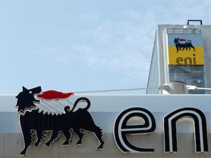 El logo de la petrolera italiana Eni en una estación de gas en Roma.