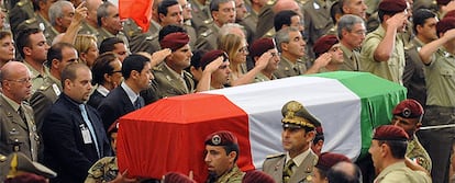 Militares italianos en la basílica de San Pablo Extramuros de Roma llevan el féretro con el cuerpo de uno de los seis soldados muerto en Afganistán.