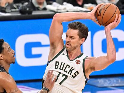 Pau Gasol y DeRozan en un Spurs-Bucks.