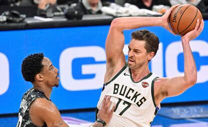 Pau Gasol y DeRozan en un Spurs-Bucks.