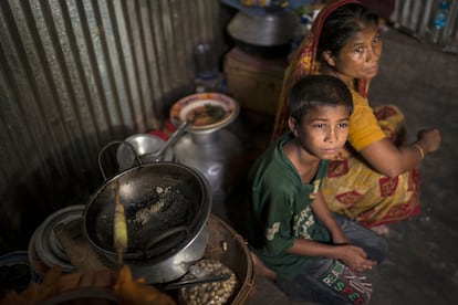 Shopon vivía en una chabola del barrio de Korail, uno de los más pobres de Daca, con su madre y su hermano pequeño. Su padre les había abandonado hacía tiempo.