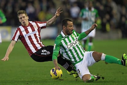 Muniain y Mario pugnan por el balón