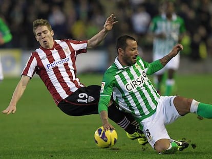 Muniain y Mario pugnan por el balón