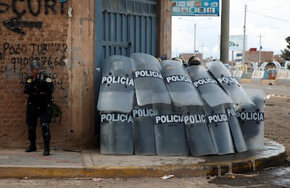Agentes de la policía forman una barricada con sus escudos antidisturbios durante las manifestaciones, el 8 de enero en Juliaca.