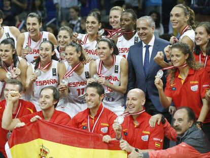 Las jugadoras españolas celebran la medalla de plata en el Mundial 2014.