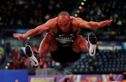 El canadiense Damian Warner realiza un salto durante la prueba de salto de longitud masculina de Heptathlon en el Arena Birmingham, en Birmingham (Reino Unido), el 2 de marzo.