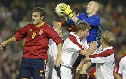 El portero noruego Espen Johnsen se hace con el balón ante las cabezas de Baraja, Raúl y varios defensores de su equipo.