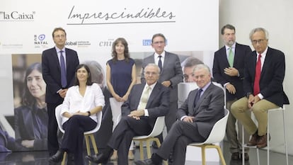 El presidente de la Fundaci&oacute;n &#039;la Caixa&#039;, Isidro Fain&eacute;, en el centro, sentado, junto a los investigadores y el director general de la Fundaci&oacute;n la Caixa, Jaume Giro.