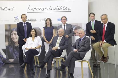 El presidente de la Fundaci&oacute;n &#039;la Caixa&#039;, Isidro Fain&eacute;, en el centro, sentado, junto a los investigadores y el director general de la Fundaci&oacute;n la Caixa, Jaume Giro.