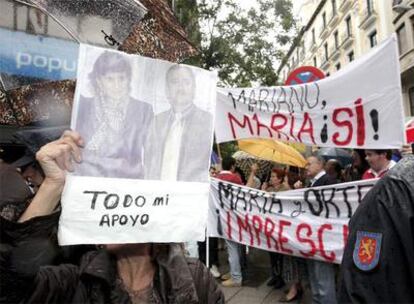 Una simpatizante del PP muestra una pancarta en apoyo a la presidenta del PP vasco, María San Gil.