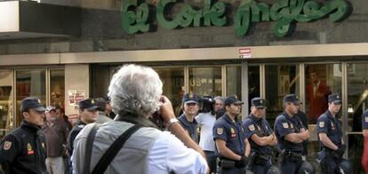 Los grandes centros comerciales del centro de Madrid, copado por la Policía, periodistas y algunos sindicalistas, han abierto esta mañana sus puertas con normalidad en esta jornada de huelga.