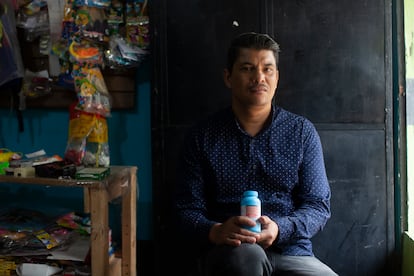 Félix Cabrera, portador del VIH desde 2000, sostiene un frasco con el medicamento para controlar el virus, el 24 de noviembre de 2022, en Ciudad de Guatemala.