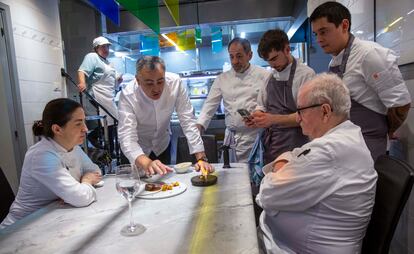 Igor Zalakain, chef del Laboratorio Arzak, explica un nuevo plato a Elena y a Juan Mari Arzak, en la cocina del restaurante.