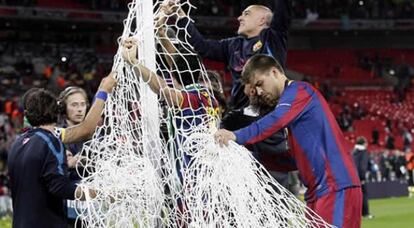 Los jugadores del FC Barcelona se llevan la red de uno de los arcos