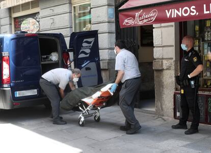 Dos trabajadores de una funeraria recogen los cuerpos del hostal Levante.