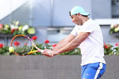 Nadal golpea la bola durante un entrenamiento en la Caja Mágica.