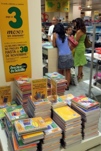 Varias personas compran material escolar para la vuelta al colegio de septiembre.