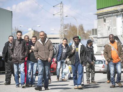 Treballadors d&#039;un escorxador catal&agrave; a la sortida de la feina.