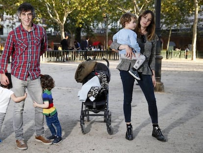 Bastarreche con sus mellizos y Rodríguez junto a su hijo.