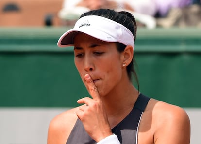 Muguruza se dirige a la grada durante el duelo con Mladenovic en 2017.