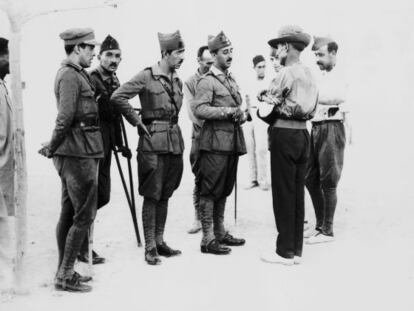 Franco visita soldats ferits a l'Àfrica el 1924.