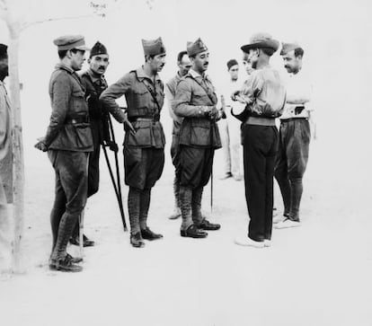 Franco visita a soldados heridos en &Aacute;frica en 1924.