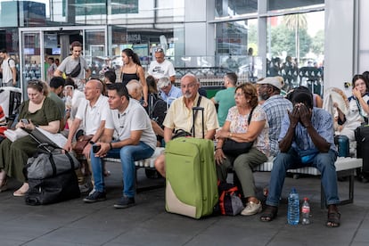 Un gran número de personas esperan a que se restablezca el tráfico ferroviario en la estación Joaquín Sorolla de València.