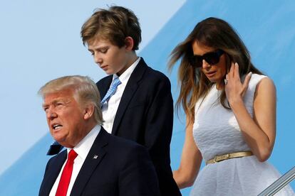 Donald y Melania Trump llegan a la base Andrews a las afueras de Washington con su hijo Barron.