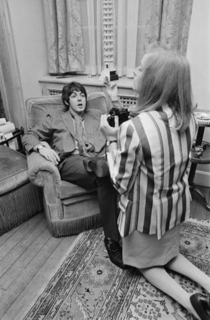 Linda fotografiando a Paul McCartney, cuatro días después de conocerse, durante la presentación del disco 'Sergeant Pepper's Lonely Hearts Club Band' en 1967.