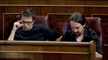 Íñigo Errejón y Pablo Iglesias en sus escaños en un pleno del Congreso de los Diputados.