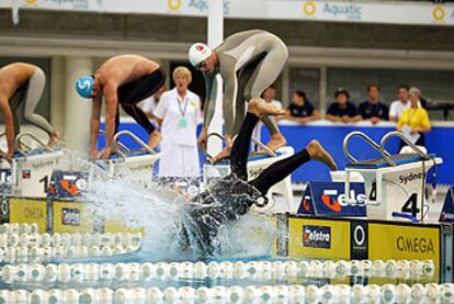 Ian Thorpe cae al agua tras su salida falsa el sábado en los 400 metros libres.